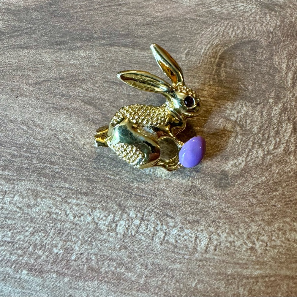 Easter Pin Bunny Rabbit Vintage w Purple Enameled Egg Gold Tone Collectibles